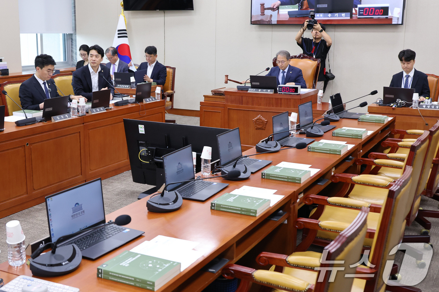 (서울=뉴스1) 신웅수 기자 = 송기헌 위원장이 6일 서울 여의도 국회에서 열린 과학기술정보방송통신위원회 전체회의에서 의사봉을 두드리고 있다.이날 국민의힘 의원들은 더불어민주당이 …