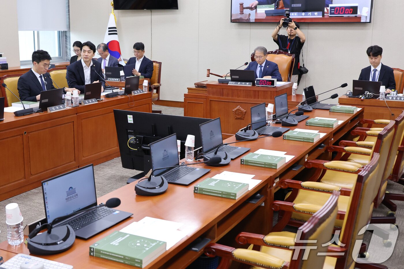 본문 이미지 - 송기헌 위원장이 6일 서울 여의도 국회에서 열린 과학기술정보방송통신위원회 전체회의에서 의사봉을 두드리고 있다. 2026.7.6 ⓒ 뉴스1 신웅수 기자