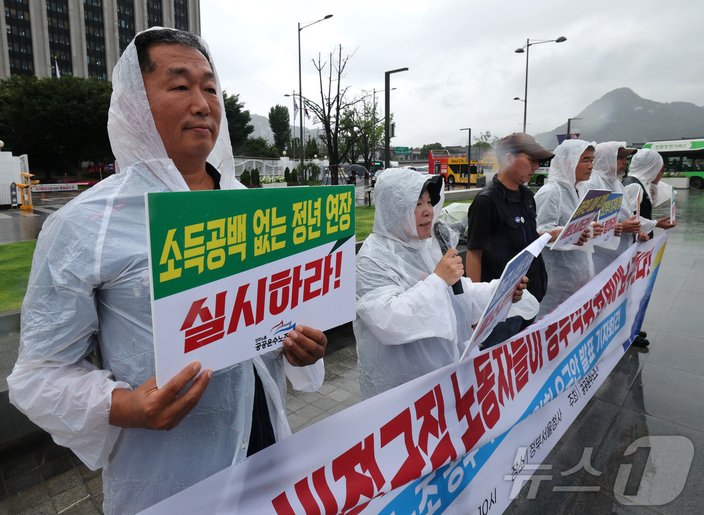 (서울=뉴스1) 이종수 기자 = 민주노총 공공운수노조 관계자들이 6일 서울 종로구 정부서울청사 앞에서 열린 공무직 위원회 요구안 발표 기자회견에서 발언을 하고 있다. 2026.7. …