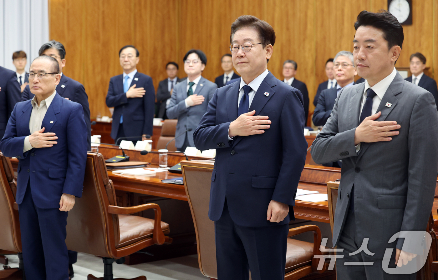 (서울=뉴스1) 허경 기자 = 이재명 대통령이 6일 청와대에서 열린 메가프로젝트 민관합동 점검회의에서 국민의례를 하고 있다. (청와대통신사진기자단) 2026.7.6/뉴스1