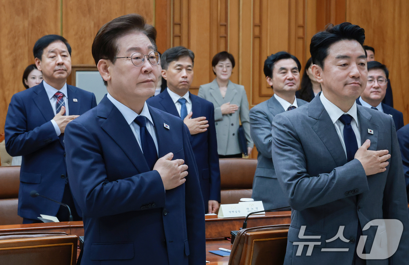 (서울=뉴스1) 허경 기자 = 이재명 대통령이 6일 청와대에서 열린 메가프로젝트 민관합동 점검회의에서 국민의례를 하고 있다. (청와대통신사진기자단) 2026.7.6/뉴스1