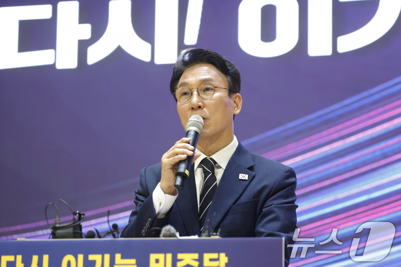 (광주=뉴스1) 김태성 기자 = 김민석 전 총리가 6일 오전 전남광주통합특별시 동구 전일빌딩245에서 더불어민주당 당대표 출마를 선언하고 있다. 2026.7.6/뉴스1