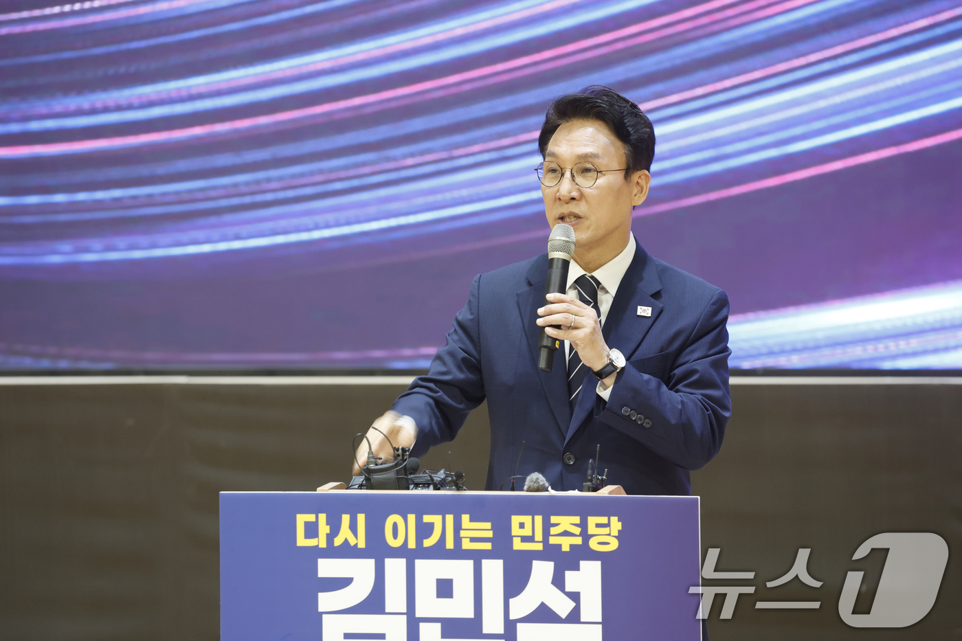 (광주=뉴스1) 김태성 기자 = 김민석 전 총리가 6일 오전 전남광주통합특별시 동구 전일빌딩245에서 더불어민주당 당대표 출마를 선언하고 있다. 2026.7.6/뉴스1