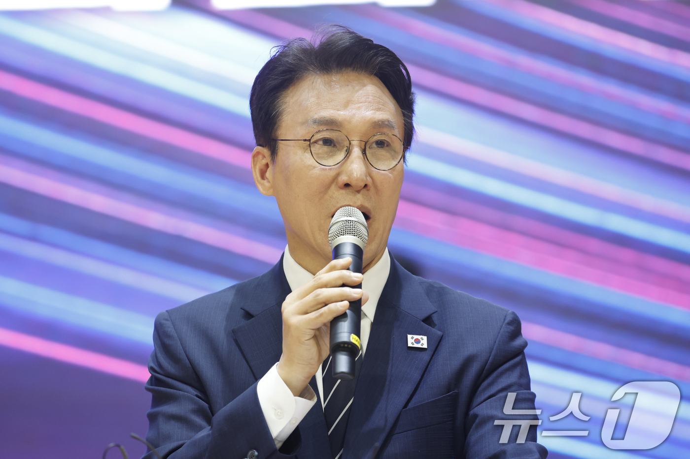 (광주=뉴스1) 김태성 기자 = 김민석 전 총리가 6일 오전 전남광주통합특별시 동구 전일빌딩245에서 더불어민주당 당대표 출마를 선언하고 있다. 2026.7.6/뉴스1
