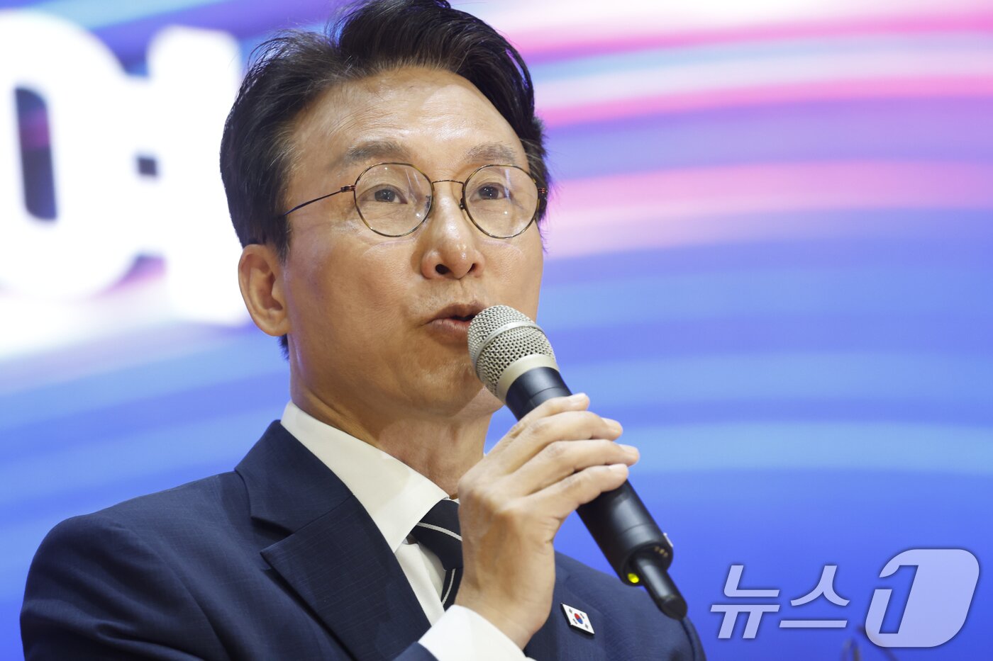 본문 이미지 - 김민석 전 총리가 6일 오전 전남광주통합특별시 동구 전일빌딩245에서 더불어민주당 당대표 출마를 선언하고 있다. 2026.7.6 ⓒ 뉴스1 김태성 기자