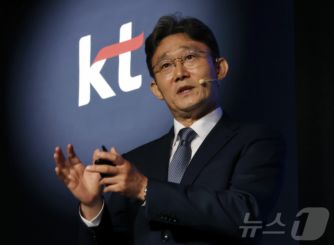 (서울=뉴스1) 김진환 기자 = 박윤영 KT 대표이사가 6일 서울 광진구 풀만 앰배서더 서울 이스트폴에서 열린 AX Platform Company(인공지능 전환 플랫폼 컴퍼니) 사 …