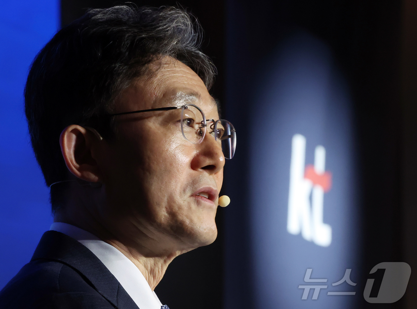 (서울=뉴스1) 김진환 기자 = 박윤영 KT 대표이사가 6일 서울 광진구 풀만 앰배서더 서울 이스트폴에서 열린 AX Platform Company(인공지능 전환 플랫폼 컴퍼니) 사 …