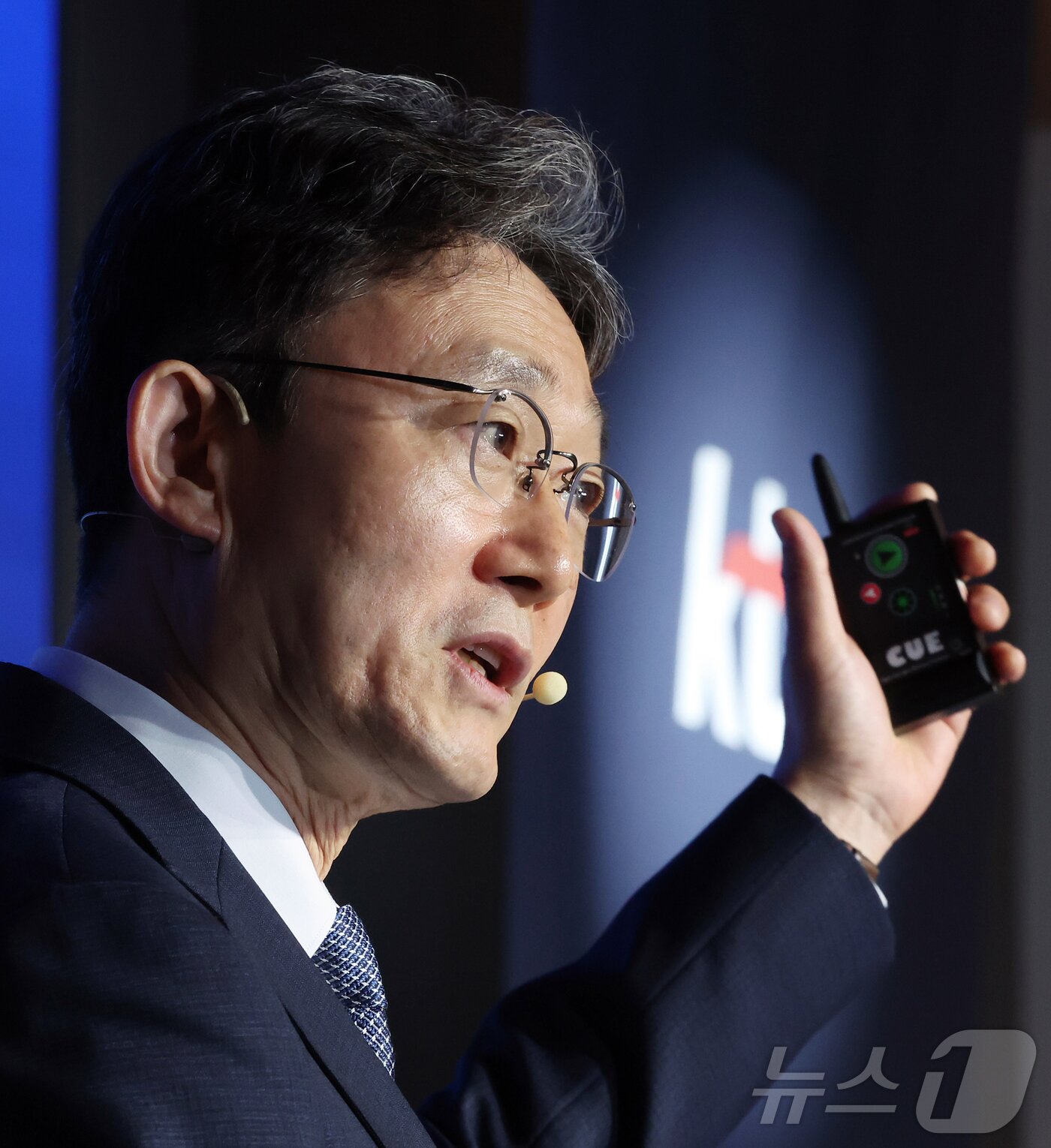 본문 이미지 - 박윤영 KT 대표이사가 6일 서울 광진구 풀만 앰배서더 서울 이스트폴에서 열린 AX Platform Company(인공지능 전환 플랫폼 컴퍼니) 사업전략 기자간담회에 참석해 핵심 전력을 발표하고 있다. 2026.7.6 ⓒ 뉴스1 김진환 기자