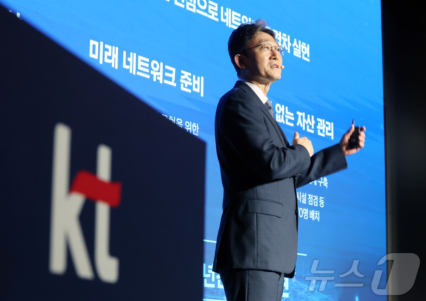 본문 이미지 - 박윤영 KT 대표이사가 6일 서울 광진구 풀만 앰배서더 서울 이스트폴에서 열린 AX Platform Company(인공지능 전환 플랫폼 컴퍼니) 사업전략 기자간담회에 참석해 핵심 전력을 발표하고 있다. 2026.7.6 ⓒ 뉴스1 김진환 기자