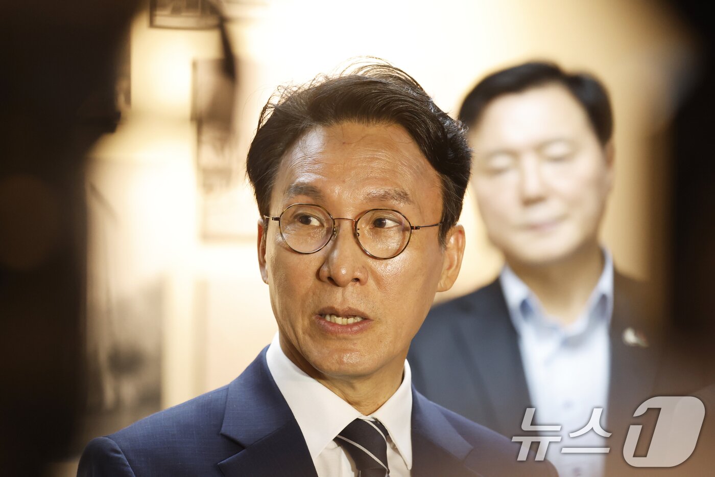 본문 이미지 - 김민석 전 총리가 6일 오전 전남광주통합특별시 동구 전일빌딩245에서 더불어민주당 당대표 출마 선언을 마치고 취재진과 질의응답을 하고 있다. 2026.7.6 ⓒ 뉴스1 김태성 기자