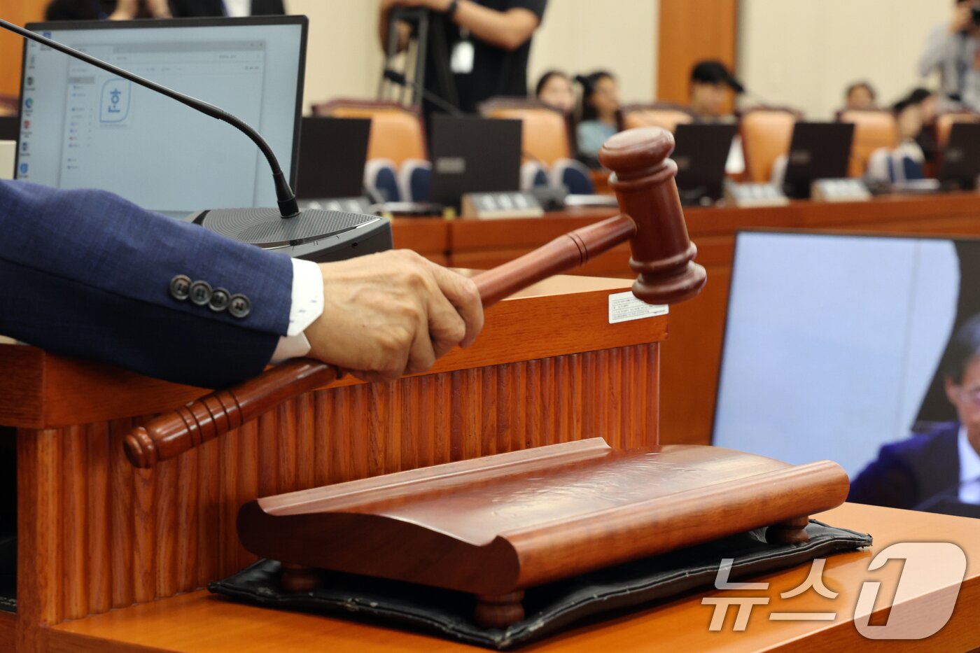본문 이미지 - 유동수 정무위원회 위원장이 6일 오전 서울 여의도 국회에서 열린 정무위원회 전체회의에서 의사봉을 두드리고 있다.  2026.7.6 ⓒ 뉴스1 황기선 기자