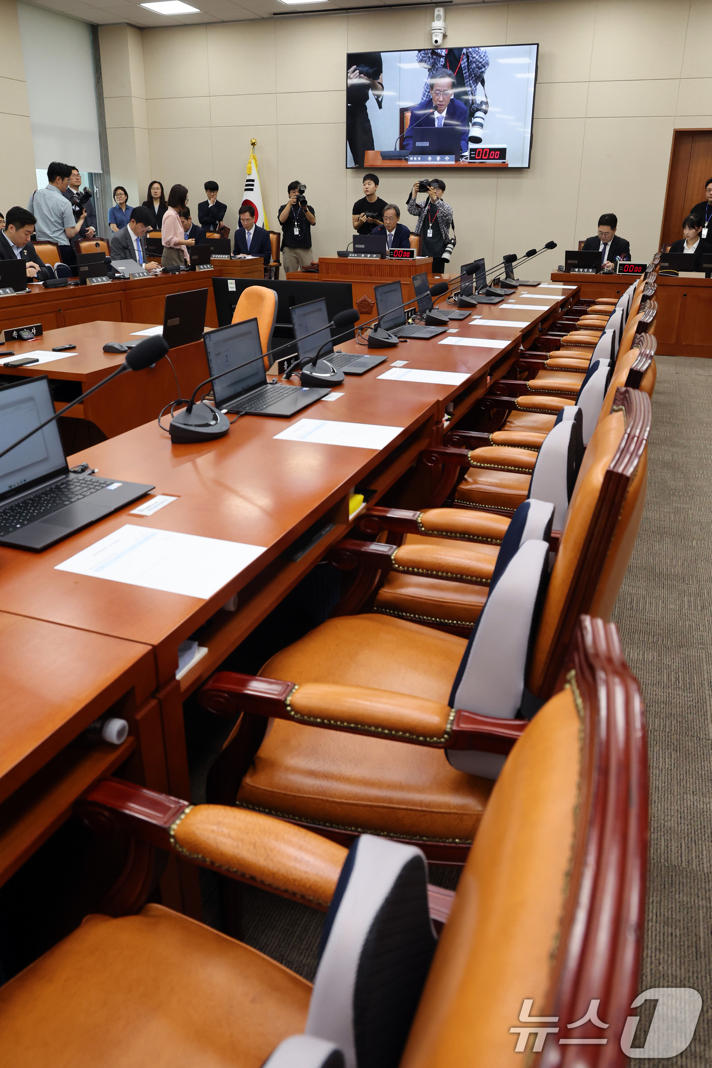 (서울=뉴스1) 황기선 기자 = 6일 오전 서울 여의도 국회에서 열린 정무위원회 전체회의에 국민의힘 위원들이 불참, 자리가 비어 있다.국민의힘 위원들은 더불어민주당의 단독 원구성에 …