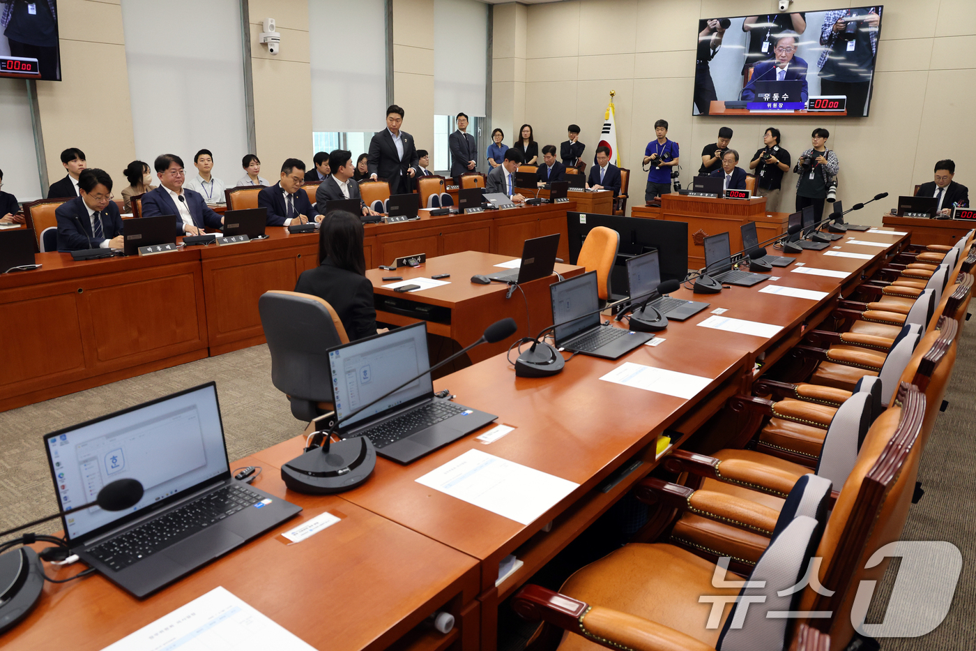 (서울=뉴스1) 황기선 기자 = 6일 오전 서울 여의도 국회에서 열린 정무위원회 전체회의에 국민의힘 위원들이 불참, 자리가 비어 있다.국민의힘 위원들은 더불어민주당의 단독 원구성에 …