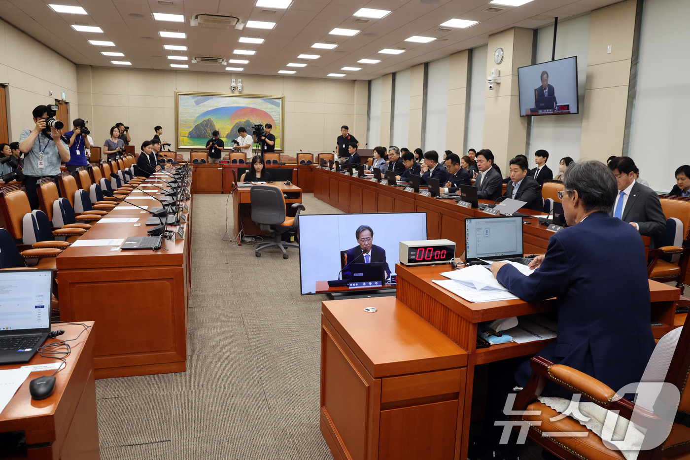 (서울=뉴스1) 황기선 기자 = 6일 오전 서울 여의도 국회에서 열린 정무위원회 전체회의에 국민의힘 위원들이 불참, 자리가 비어 있다.국민의힘 위원들은 더불어민주당의 단독 원구성에 …