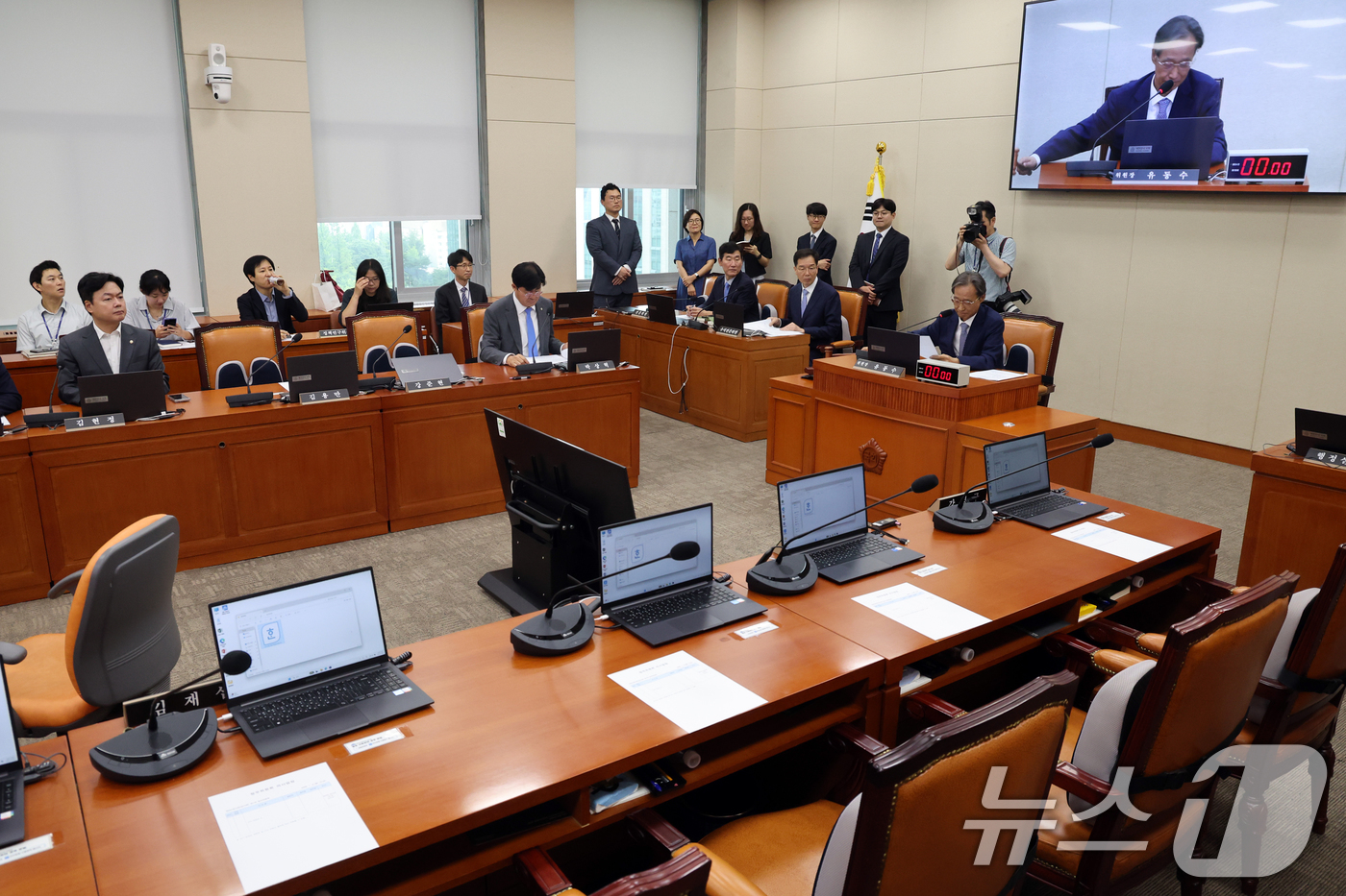(서울=뉴스1) 황기선 기자 = 유동수 정무위원회 위원장이 6일 오전 서울 여의도 국회에서 열린 정무위원회 전체회의에서 의사봉을 두드리고 있다.국민의힘 위원들은 더불어민주당의 단독 …