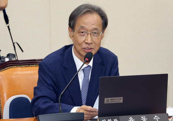 발언하는 유동수 국회 정무위원장