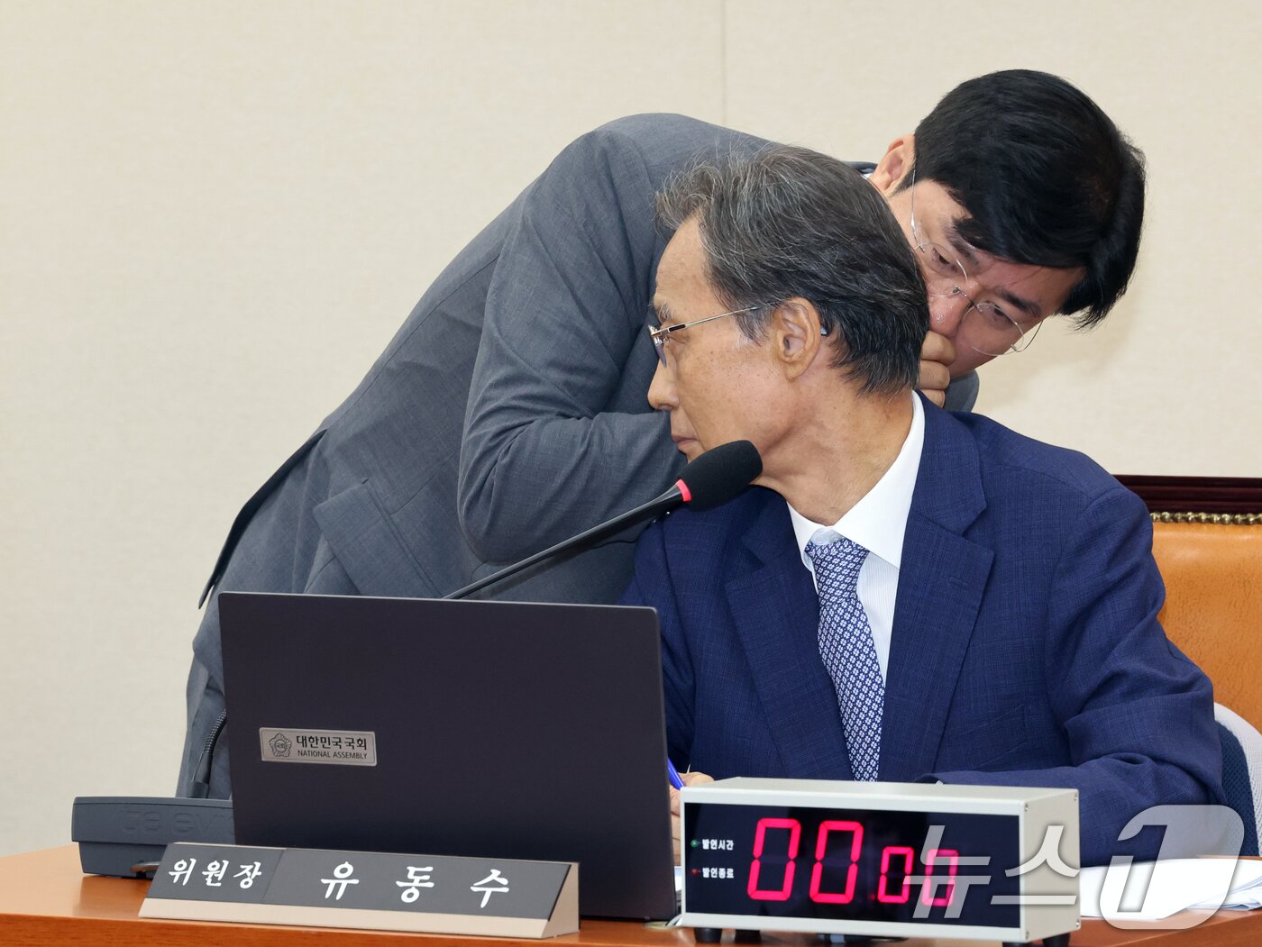 본문 이미지 - 유동수 정무위원회 위원장과 박상혁 더불어민주당 의원이 6일 오전 서울 여의도 국회에서 열린 정무위원회 전체회의에서 대화를 나누고 있다.  2026.7.6 ⓒ 뉴스1 황기선 기자