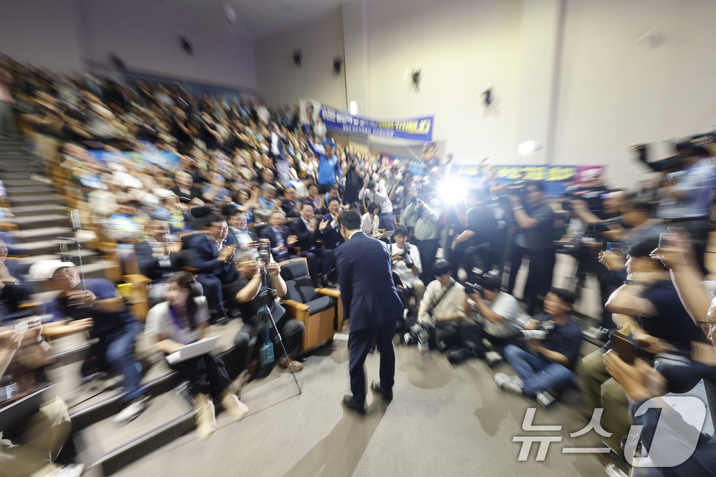본문 이미지 - 김민석 전 총리가 6일 오전 전남광주통합특별시 동구 전일빌딩245에서 더불어민주당 당대표 출마 선언에 앞서 참석자들에게 인사를 하고 있다. 2026.7.6 ⓒ 뉴스1 김태성 기자