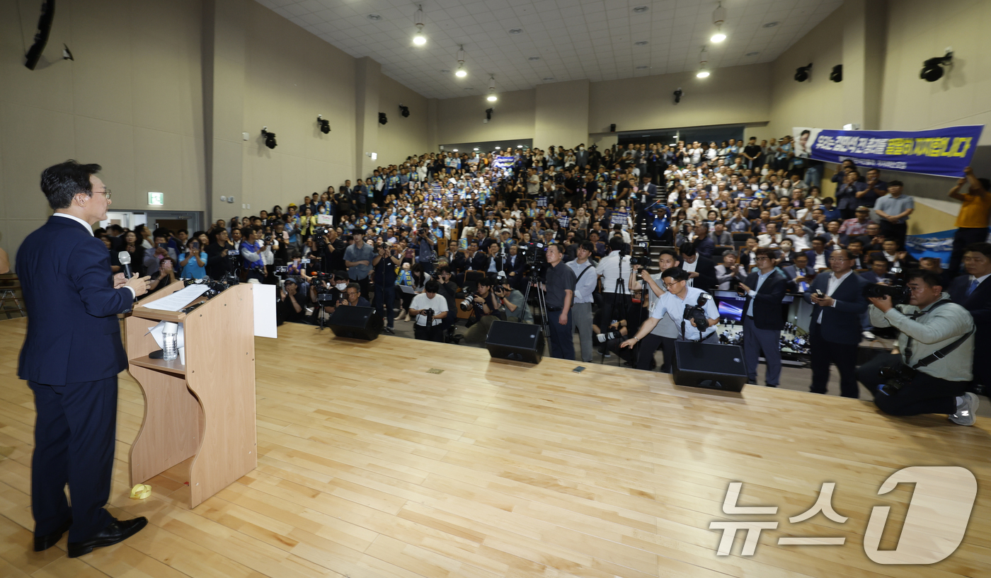 (광주=뉴스1) 김태성 기자 = 김민석 전 총리가 6일 오전 전남광주통합특별시 동구 전일빌딩245에서 더불어민주당 당대표 출마를 선언하고 있다. 2026.7.6/뉴스1