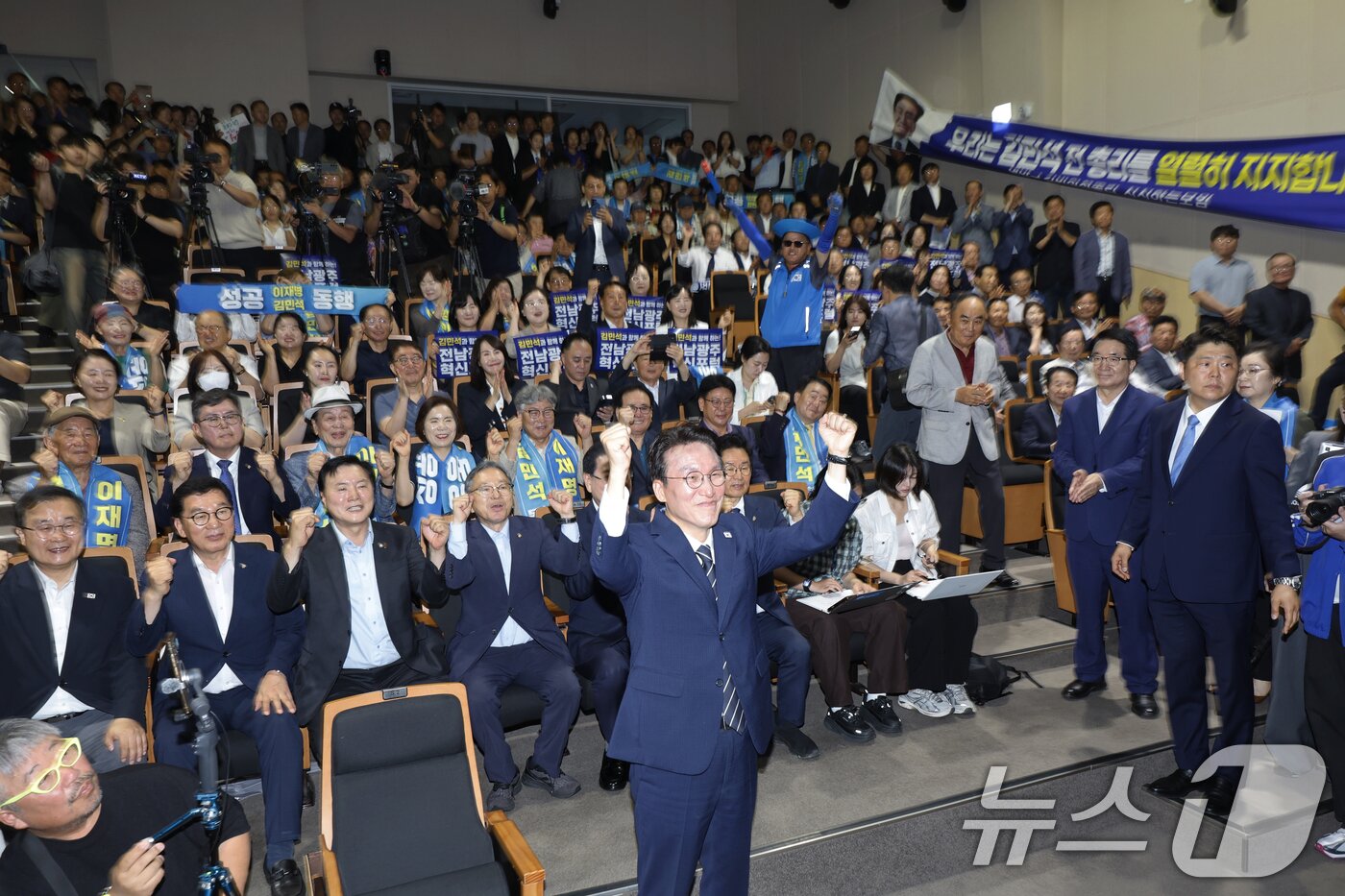 본문 이미지 - 김민석 전 총리가 6일 오전 전남광주통합특별시 동구 전일빌딩245에서 더불어민주당 당대표 출마를 선언 후 승리의 만세를 부르고 있다. 2026.7.6 ⓒ 뉴스1 김태성 기자