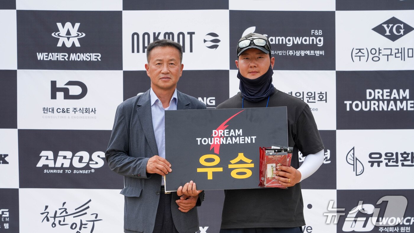 본문 이미지 - 지난 5일 양구 한반도섬 일원에서 열린 스포츠 낚시 대회인 '드림 토너먼트 양구전'에서 김왕규 양구군수와 대회 우승자(조광연 씨)가 기념촬영을 하고 있다.(드림 토너먼트 운영위원회 제공. 재판매 및 DB금지)/뉴스1