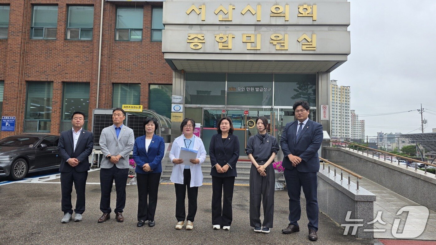 본문 이미지 - 6일 오전 서산시의회가 첫 임시회부터 원구성 전 더불어민주당 소속 의원 7명이 본회의장 밖으로 나가 의회 동 앞에서 기자회견을 하고 있다.ⓒ 뉴스1 김태완 기자