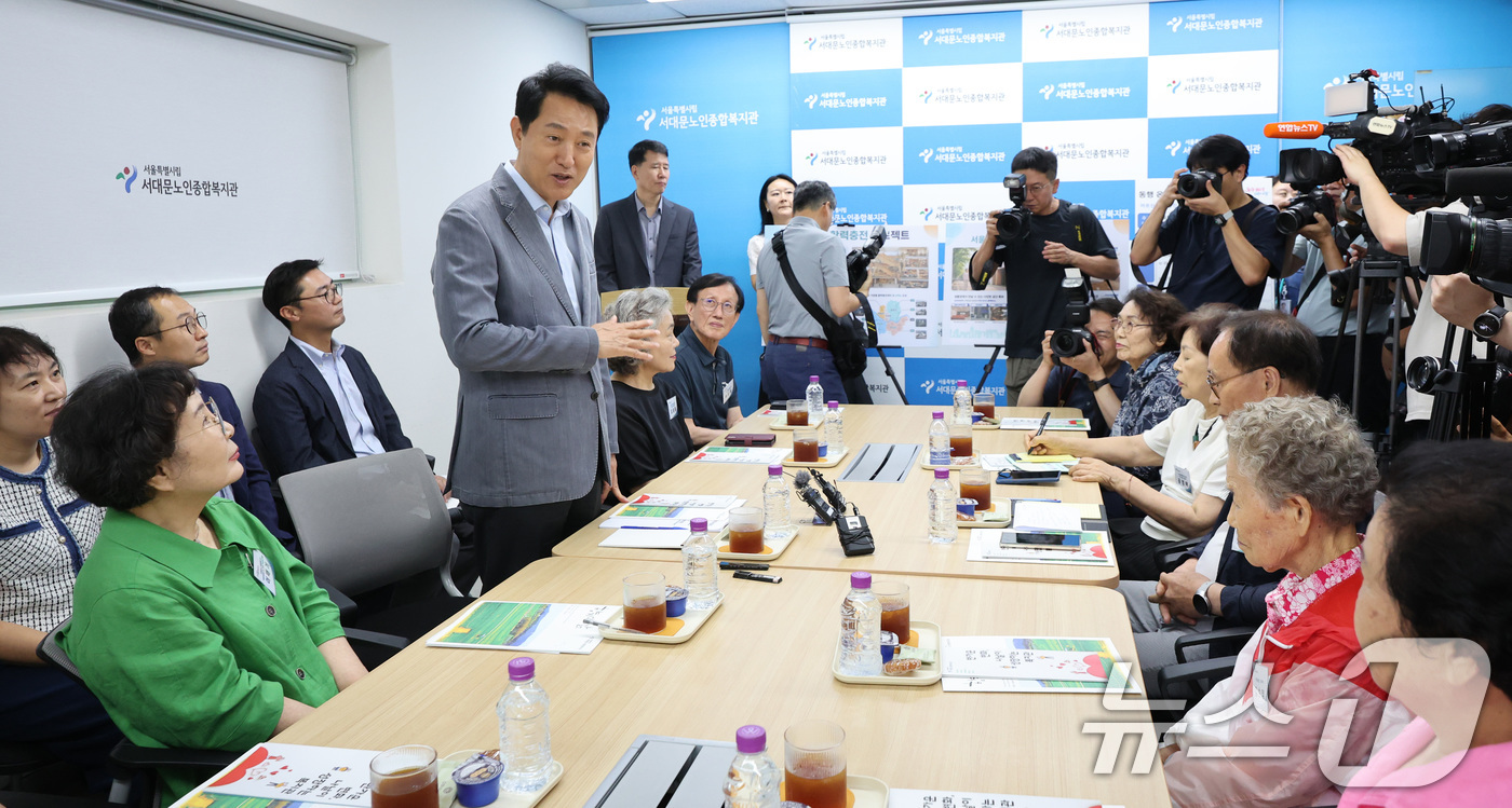 (서울=뉴스1) 박지혜 기자 = 오세훈 서울시장이 6일 서울 서대문구 시립서대문노인종합복지관을 찾아 민선 9기 어르신 활력 정책을 설명하고 있다.이번 방문은 '어르신 활력 충전 프 …