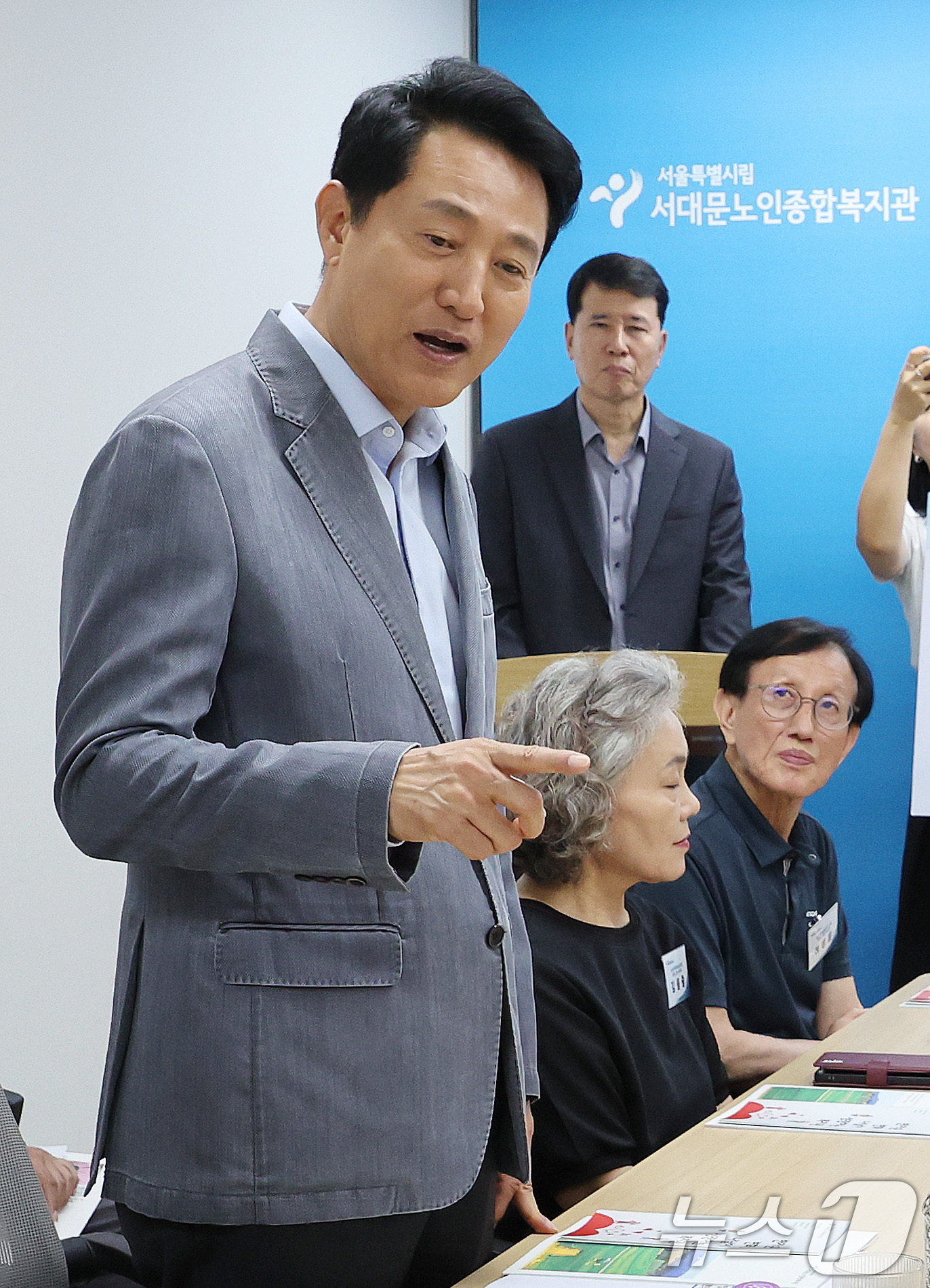 (서울=뉴스1) 박지혜 기자 = 오세훈 서울시장이 6일 서울 서대문구 시립서대문노인종합복지관을 찾아 민선 9기 어르신 활력 정책을 설명하고 있다.이번 방문은 '어르신 활력 충전 프 …