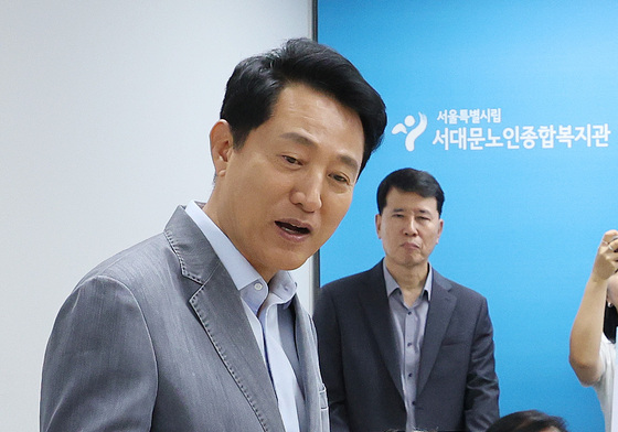 어르신 활력 정책 설명하는 오세훈 시장