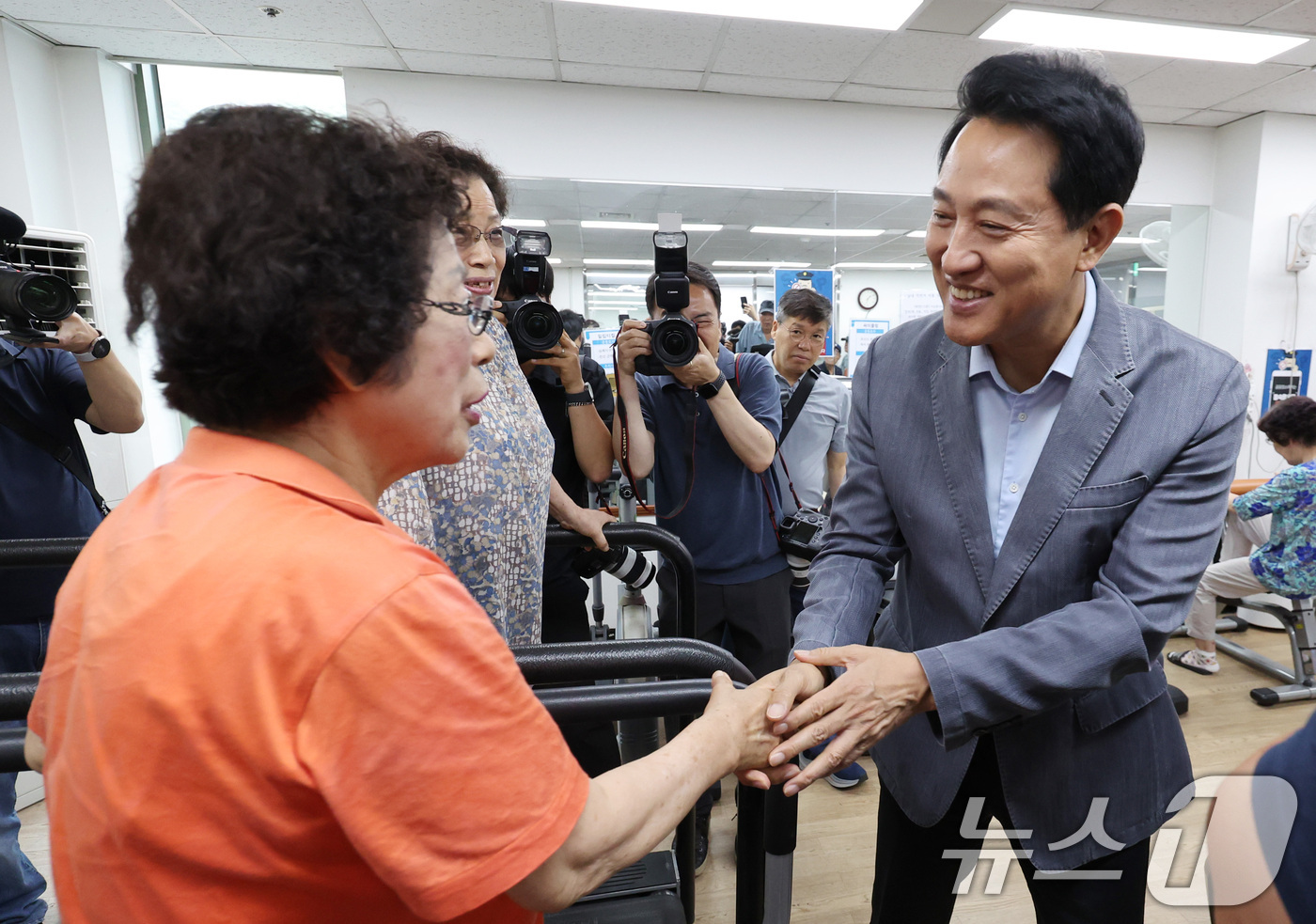 (서울=뉴스1) 박지혜 기자 = 오세훈 서울시장이 6일 서울 서대문구 시립서대문노인종합복지관을 찾아 어르신들과 인사를 나누고 있다. 2026.7.6/뉴스1
