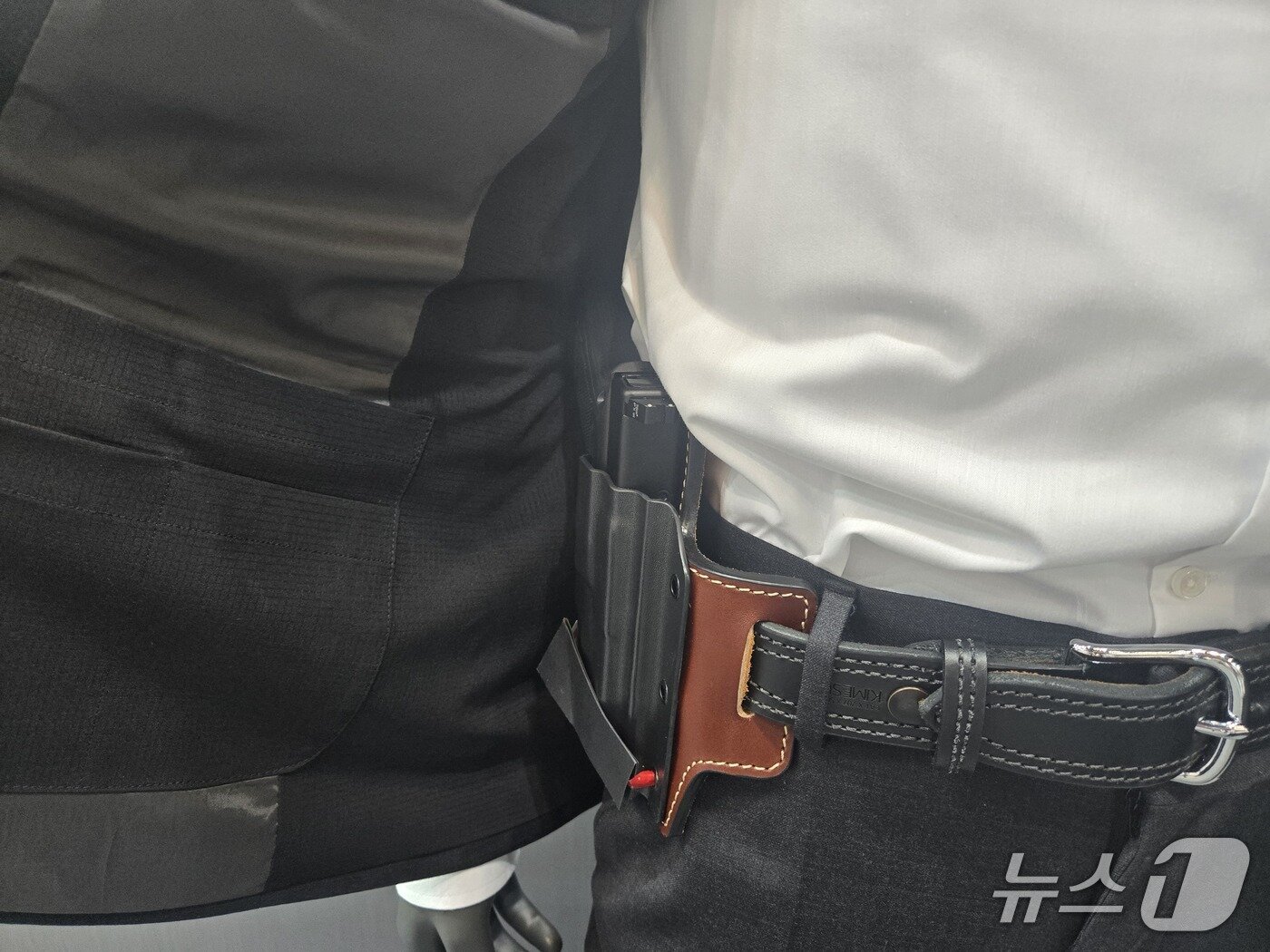 본문 이미지 - 6일 경기도 고양시 킨텍스 제2전시장에서 열린 '2026 국제안전보건전시회'(2026 KISS) 에 참가한 '볼디스트' 부스.현직 경호원들의 피드백을 반영한 근접 칼날 보호 수트 안쪽 사진. ⓒ 뉴스1 유민주 기자