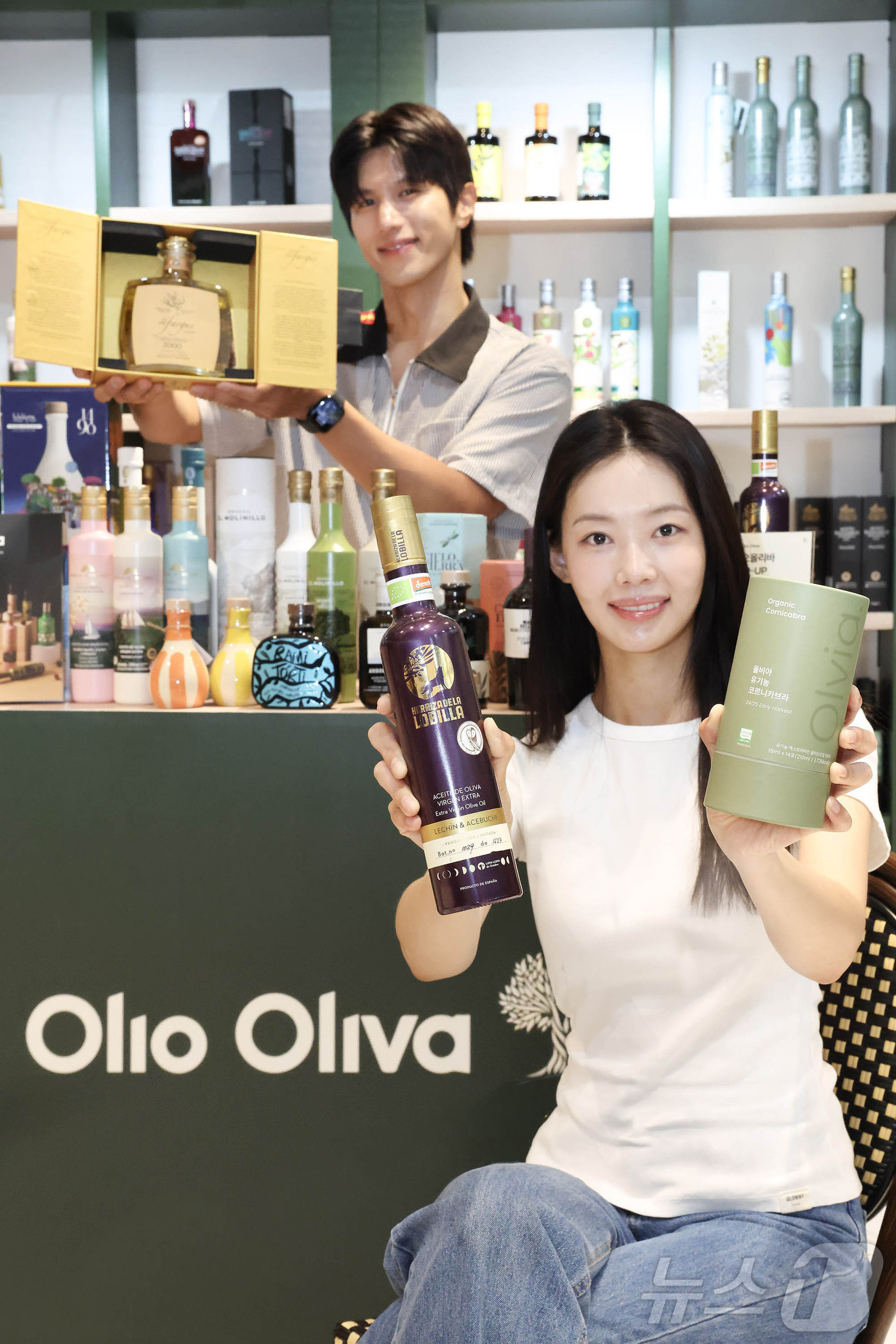 (서울=뉴스1) = 6일 신세계백화점 강남점 지하 1층 식품행사장에서 열린 체험형 팝업 \'올리오올리바\'에서 모델들이 올리브오일 제품을 소개하고 있다. 올리오올리바는 고객이 직접 …