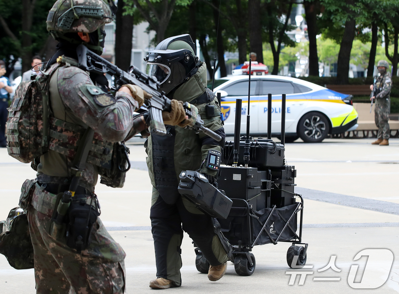 (부산=뉴스1) 윤일지 기자 = 6일 부산 해운대구 벡스코 제1전시장에서 2026년 화랑훈련 일환으로 다중이용시설 테러 대응 실제훈련이 진행되고 있다.이번 훈련은 53사단 부산여단 …