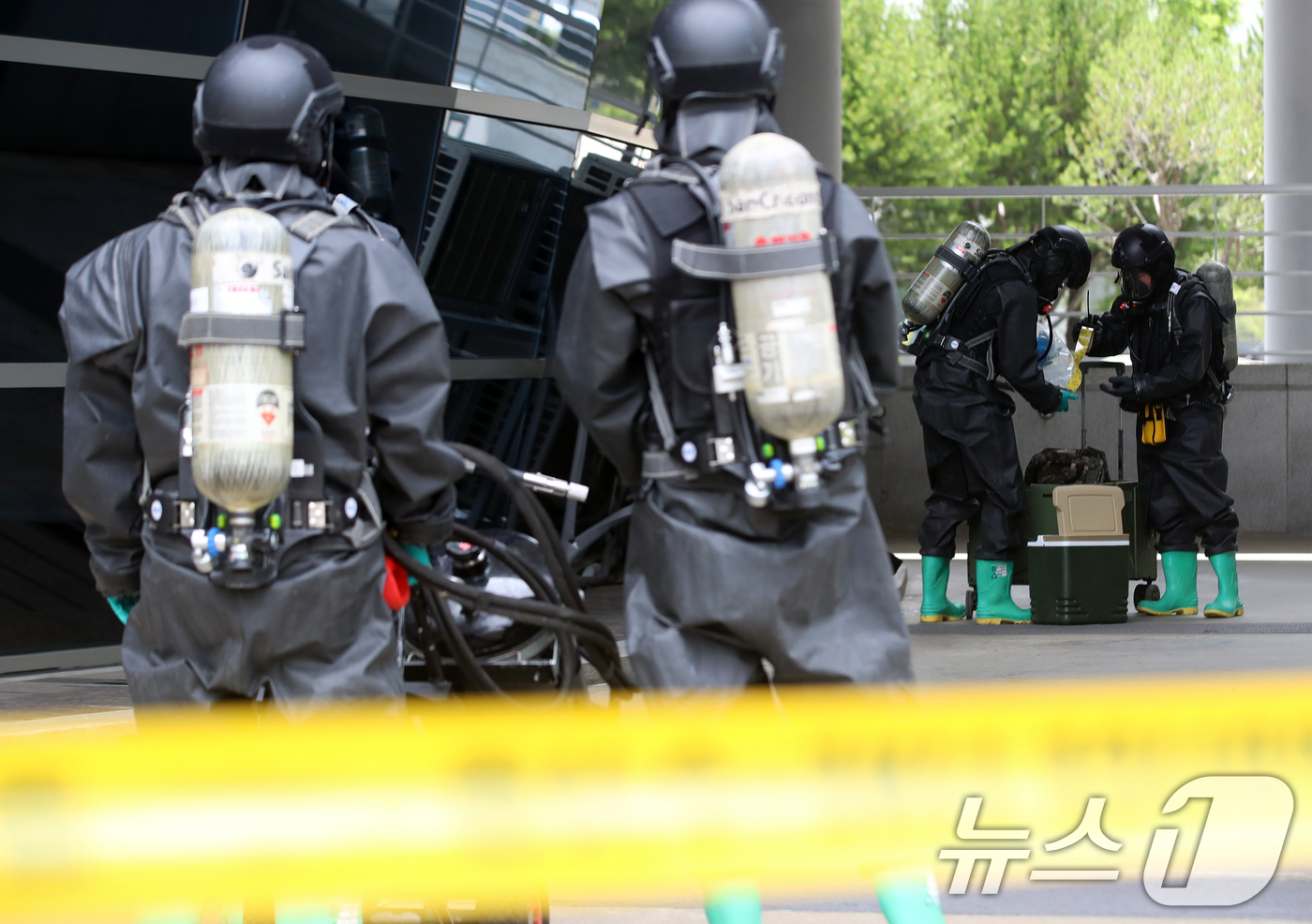 (부산=뉴스1) 윤일지 기자 = 6일 부산 해운대구 벡스코 제1전시장에서 2026년 화랑훈련 일환으로 다중이용시설 테러 대응 실제훈련이 진행되고 있다.이번 훈련은 53사단 부산여단 …