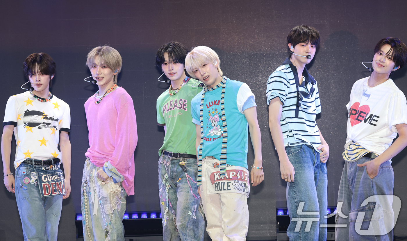 (서울=뉴스1) 권현진 기자 = 베이온(VAYONN)이 6일 서울 마포구 NOL씨어터합정에서 가진 데뷔  EP 'Youth Today(유스 투데이)' 발매 쇼케이스에서 타이틀 곡 …