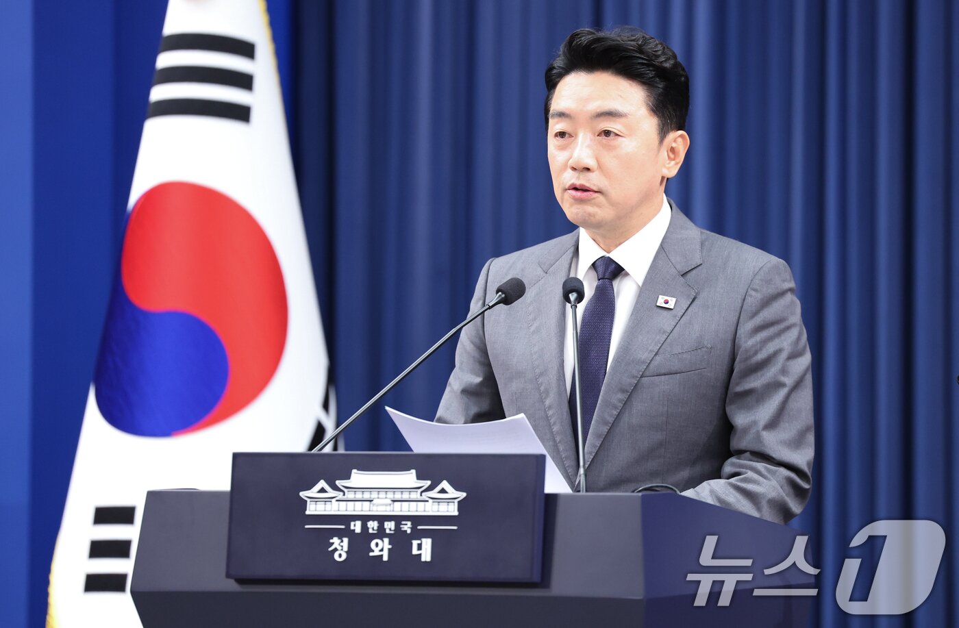 본문 이미지 - 강훈식 대통령 비서실장이 6일 청와대 춘추관에서 메가프로젝트 민관합동 점검회의 결과를 브리핑하고 있다. 2026.7.6 ⓒ 뉴스1 허경 기자