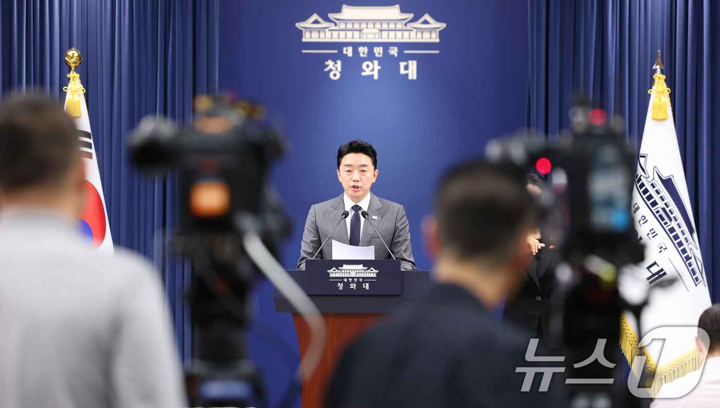 (서울=뉴스1) 허경 기자 = 강훈식 대통령 비서실장이 6일 청와대 춘추관에서 메가프로젝트 민관합동 점검회의 결과를 브리핑하고 있다. 2026.7.6/뉴스1