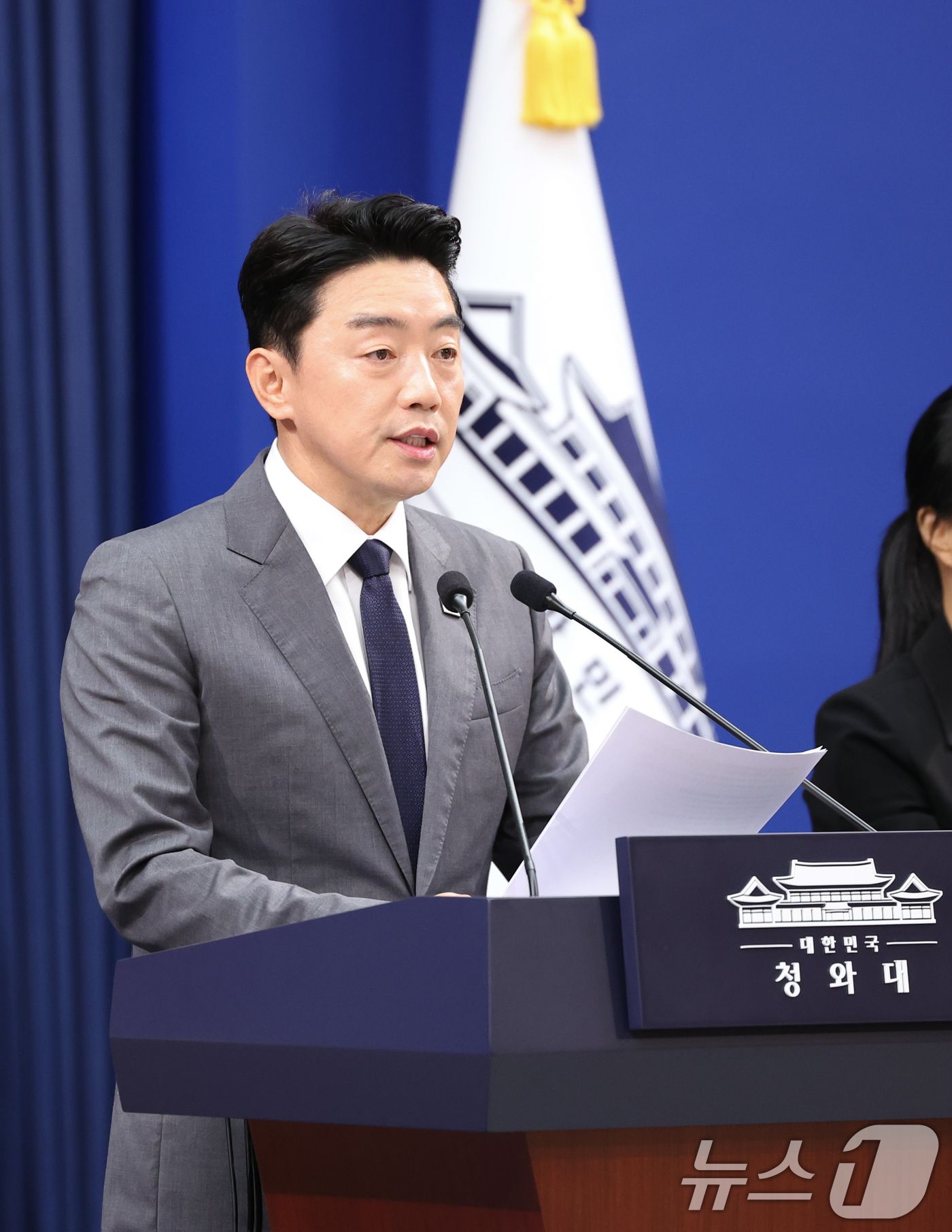 (서울=뉴스1) 허경 기자 = 강훈식 대통령 비서실장이 6일 청와대 춘추관에서 메가프로젝트 민관합동 점검회의 결과를 브리핑하고 있다. 2026.7.6/뉴스1