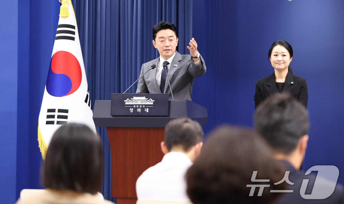 (서울=뉴스1) 허경 기자 = 강훈식 대통령 비서실장이 6일 청와대 춘추관에서 메가프로젝트 민관합동 점검회의 결과를 브리핑하고 있다. 2026.7.6/뉴스1