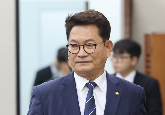 국방위 전체회의 참석하는 송영길 의원