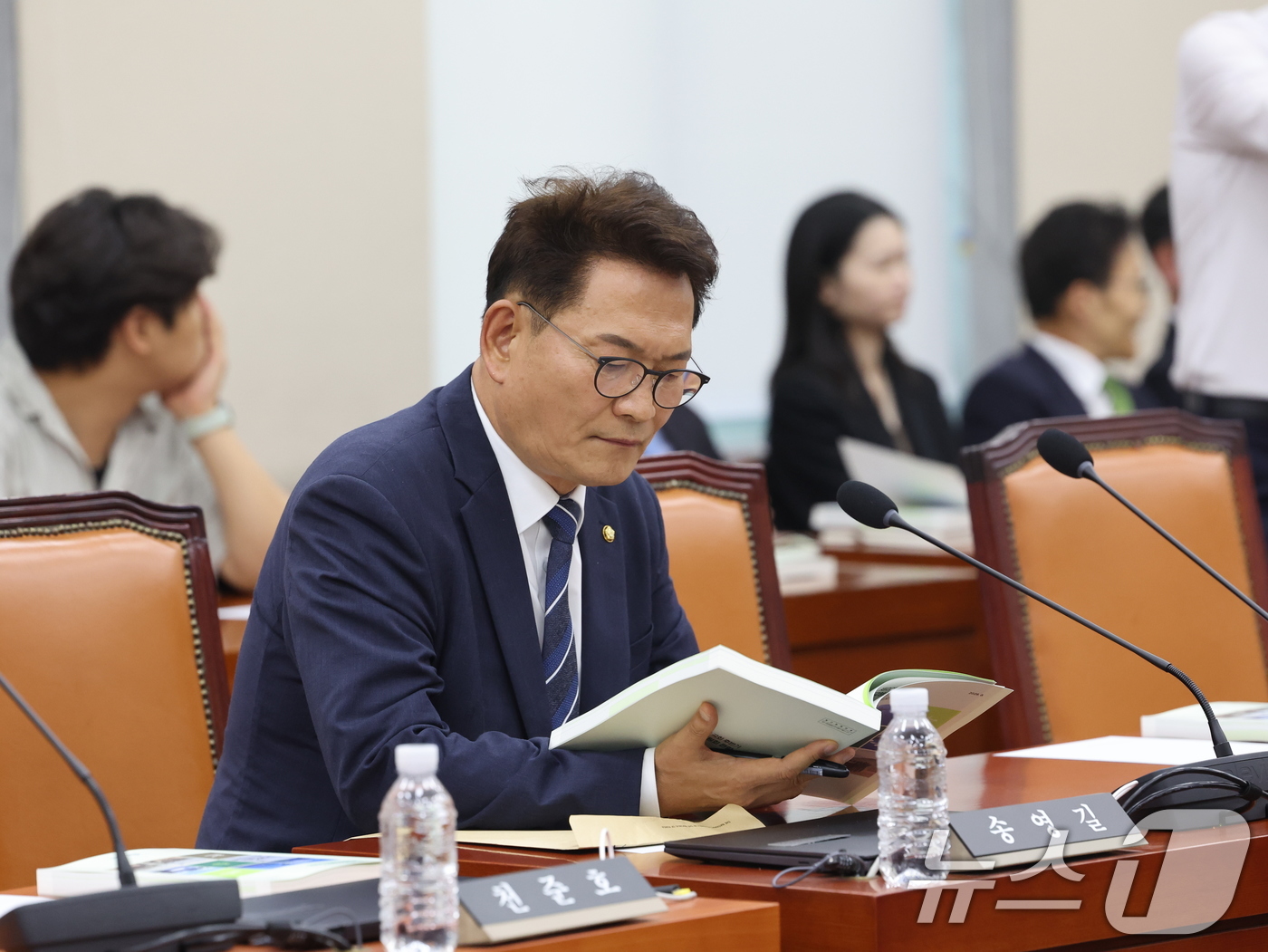 (서울=뉴스1) 황기선 기자 = 송영길 더불어민주당 의원이 6일 오후 서울 여의도 국회에서 열린 국방위원회 전체회의에 참석, 자료를 살펴보고 있다. 2026.7.6/뉴스1