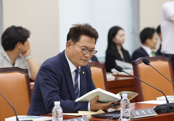 국방위 자리한 송영길 의원