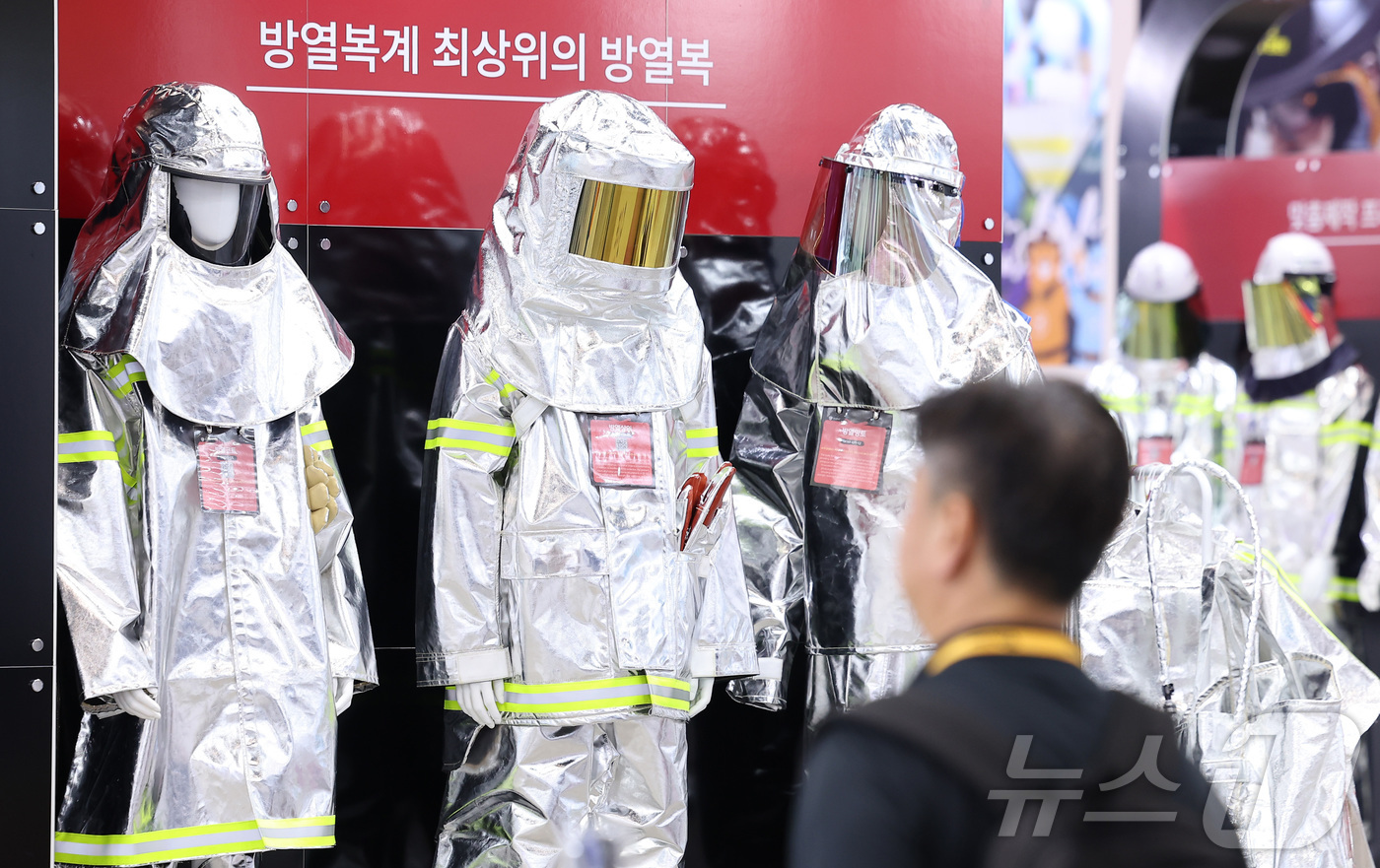 (고양=뉴스1) 김성진 기자 = 6일 경기도 고양시 킨텍스에서 열린 AI안전보건박람회(2026국제안전보건전시회)를 찾은 관람객들이 부스를 둘러보고 있다. 2026.7.6/뉴스1