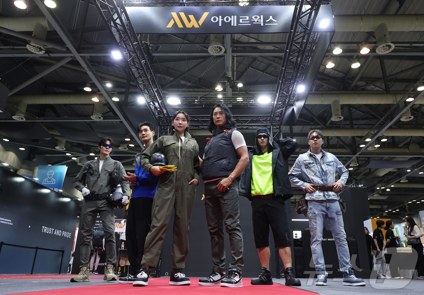 (고양=뉴스1) 김성진 기자 = 6일 경기도 고양시 킨텍스에서 열린 AI안전보건박람회(2026국제안전보건전시회)에서 모델들이 아에르웍스 의류를 입고 기념촬영을 하고 있다. 2026 …