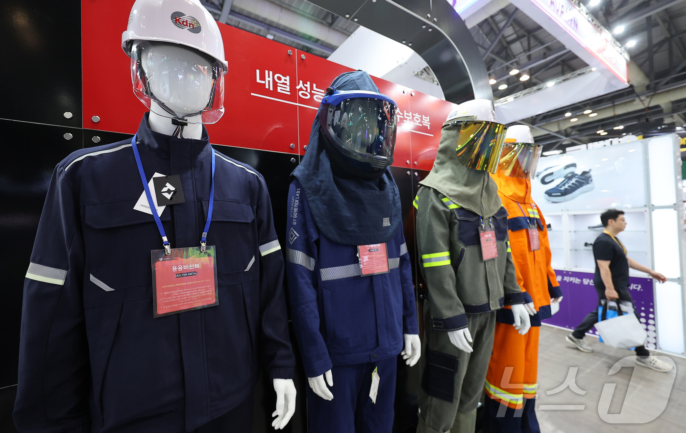 (고양=뉴스1) 김성진 기자 = 6일 경기도 고양시 킨텍스에서 열린 AI안전보건박람회(2026국제안전보건전시회)에 다양한 보호복이 전시돼 있다. 2026.7.6/뉴스1