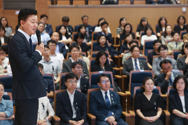 신용한 충북지사 첫 직원조회…"실천하고 책임지는 도정"