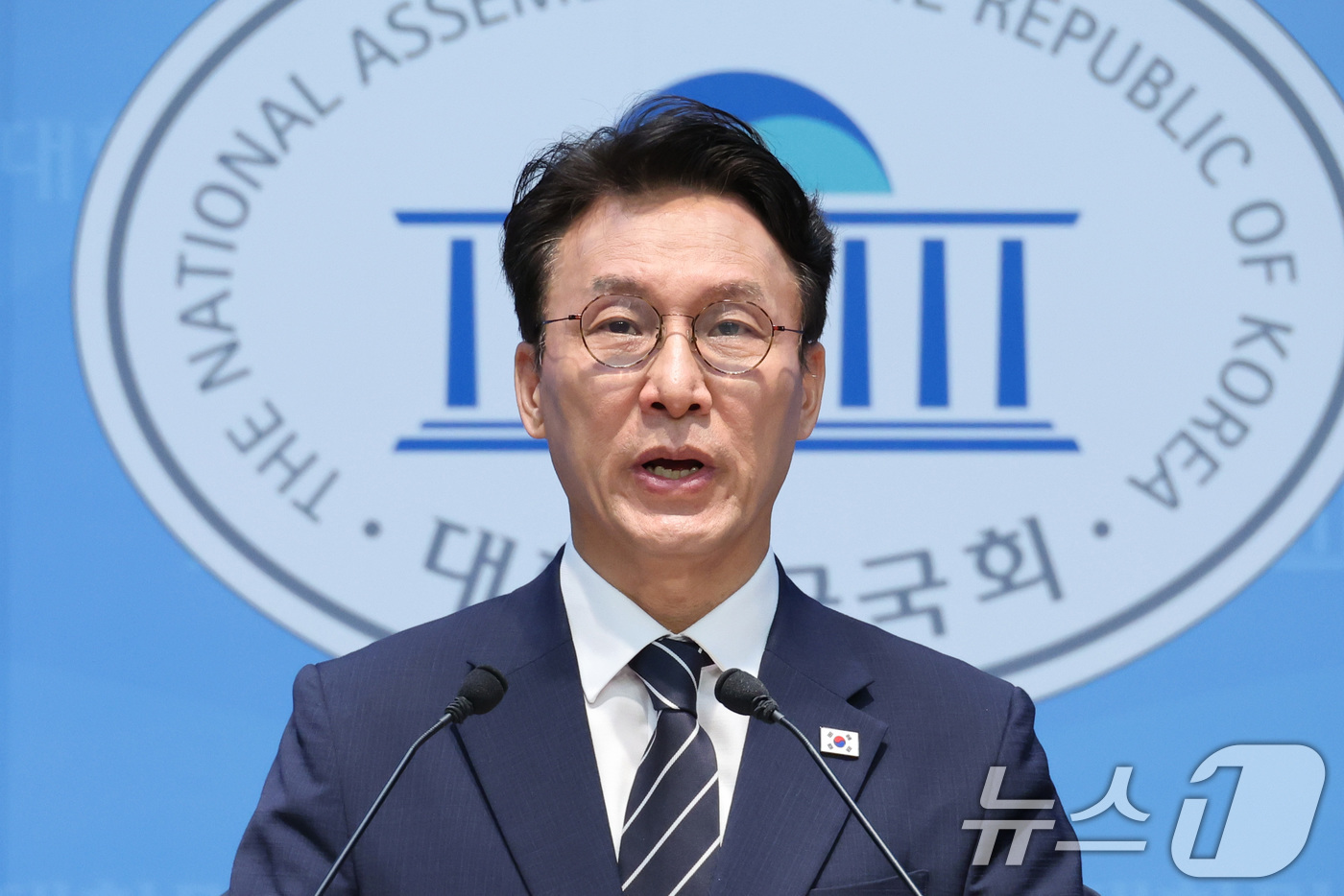 (서울=뉴스1) 신웅수 기자 = 김민석 전 국무총리가 6일 서울 여의도 국회 소통관에서 더불어민주당 대표 출마 기자회견을 하고 있다. 2026.7.6/뉴스1