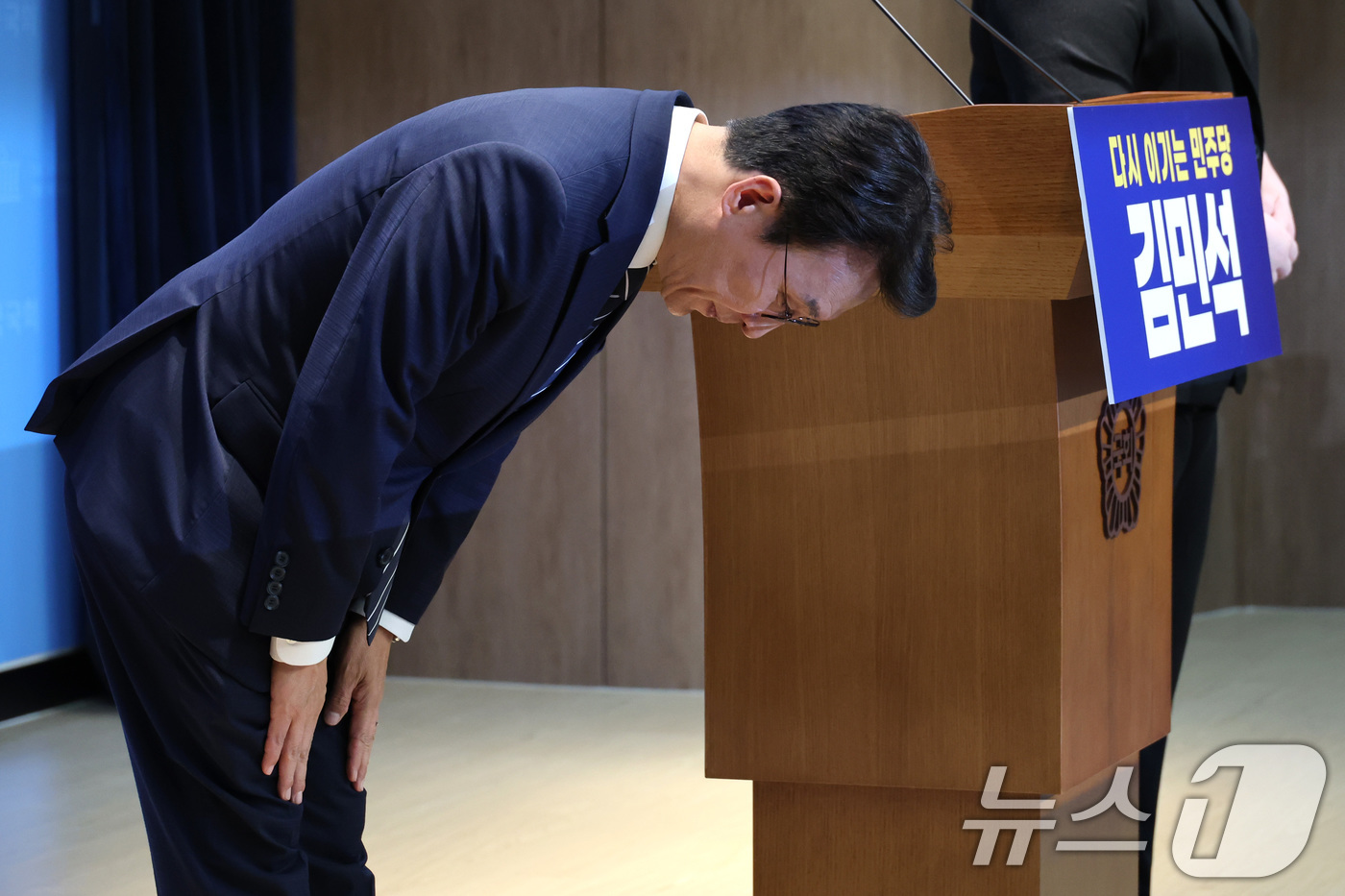 (서울=뉴스1) 신웅수 기자 = 김민석 전 국무총리가 6일 서울 여의도 국회 소통관에서 열린 더불어민주당 대표 출마 기자회견에서 인사하고 있다. 2026.7.6/뉴스1