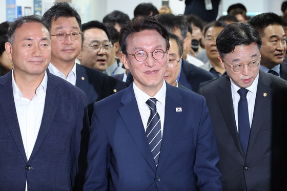당대표 출마 기자회견 참석하는 김민석