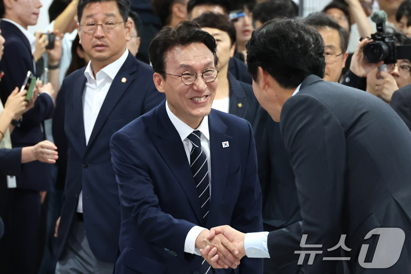 (서울=뉴스1) 신웅수 기자 = 김민석 전 국무총리가 6일 서울 여의도 국회 소통관에서 열린 더불어민주당 대표 출마 기자회견에서 당 의원들과 인사하고 있다. 2026.7.6/뉴스1 …